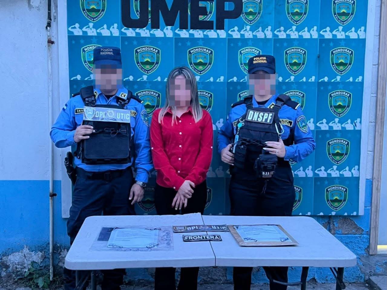 Personal de la aerolínea detectó inconsistencias en la documentación migratoria presentada por la pasajera durante la revisión previa al vuelo. (Foto: Policía Nacional)