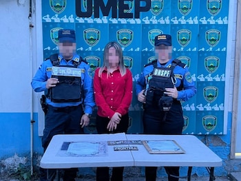 Personal de la aerolínea detectó inconsistencias en la documentación migratoria presentada por la pasajera durante la revisión previa al vuelo. (Foto: Policía Nacional)
