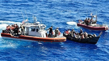 Repatrian a 34 dominicanos tras ser interceptados en una embarcación precaria cerca de Puerto Rico