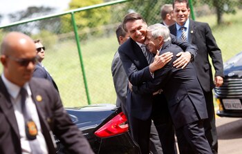 Jair Bolsonaro abraza a Augusto
