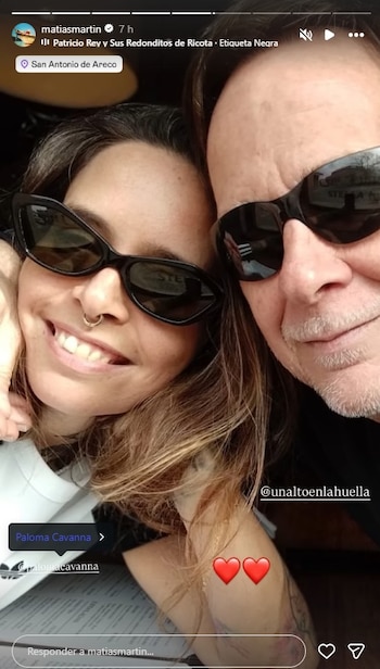 Matías Martín sonríe junto a una mujer joven, ambos con gafas de sol oscuras, en un selfie cercano. Ella lleva un piercing en la nariz y él tiene barba
