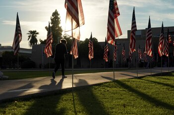 Un votante a las afueras del Mesa Community College en Mesa, Arizona