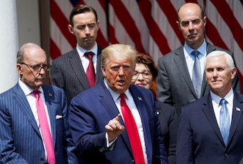 Trump, rodeado de integrantes de