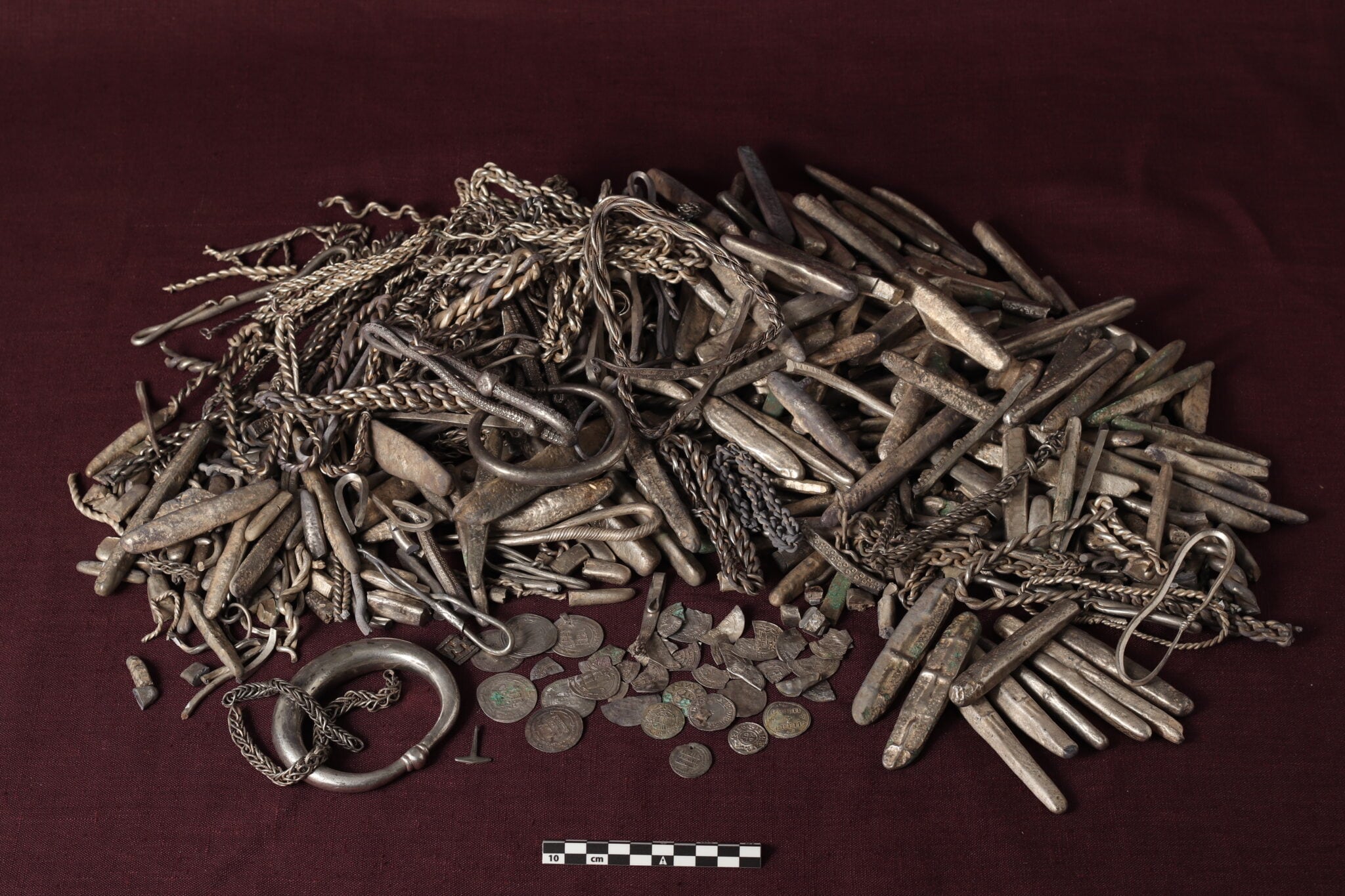 Una inscripción rúnica grabada en una barra de plata podría leerse como “hutu” y aportar datos sobre la propiedad original del tesoro vikingo - Gentileza: Museos del Norte de Jutlandia / Nordjyske Museer