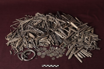 Una inscripción rúnica grabada en una barra de plata podría leerse como “hutu” y aportar datos sobre la propiedad original del tesoro vikingo - Gentileza: Museos del Norte de Jutlandia / Nordjyske Museer