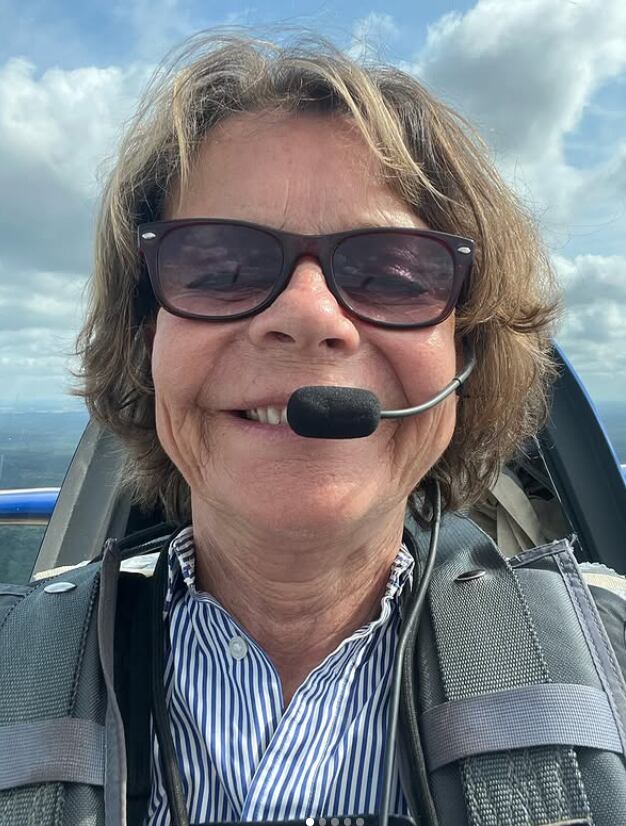 Catherine Maunoury, presidenta del Aéro-club de France y piloto acrobática, entrega a Tom Cruise la Grande Médaille, destacando su pasión y contribución a la aviación (@maunouryc)