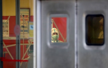 Una enfermera mira detrás de