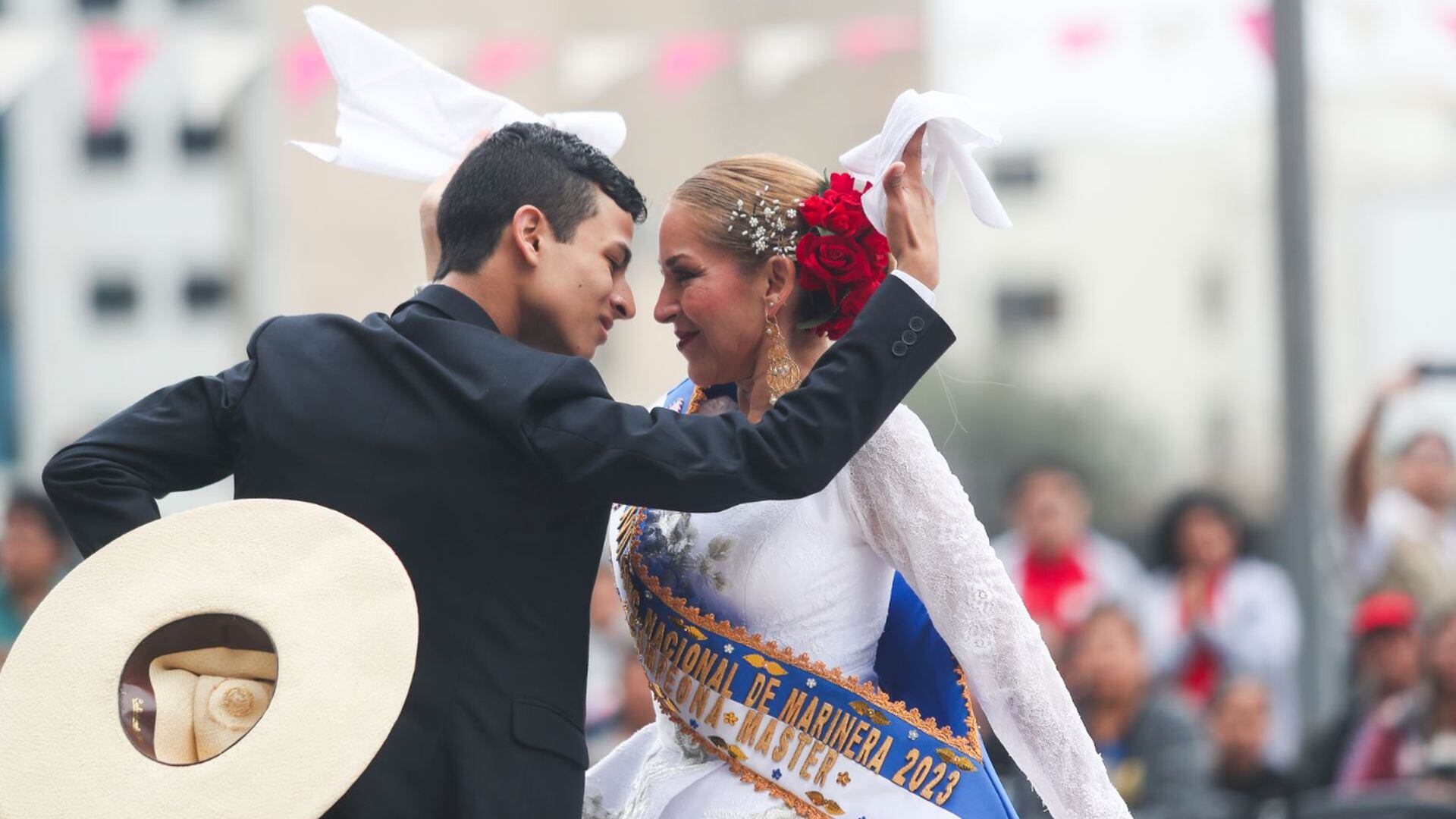 La marinera trasciende lo artístico; es un lenguaje que narra la historia y emociones del Perú. Cada paso y movimiento cuenta relatos de amor y resistencia que conectan generaciones.