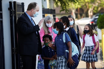 Al menos 13 distritos han impuesto la obligatoriedad de usar mascarillas en las escuelas en el estado (FOTO: REUTERS)