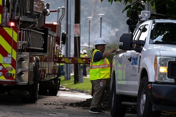 Atmos Energy, empresa responsable del suministro de gas, investigó la presunta causa del accidente tras daño en una tubería por un equipo de construcción ajeno