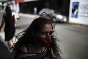 Una mujer protegida con tapabocas camina en una calle de San José (Costa Rica). Foto de archivo. EFE/ Jeffrey Arguedas