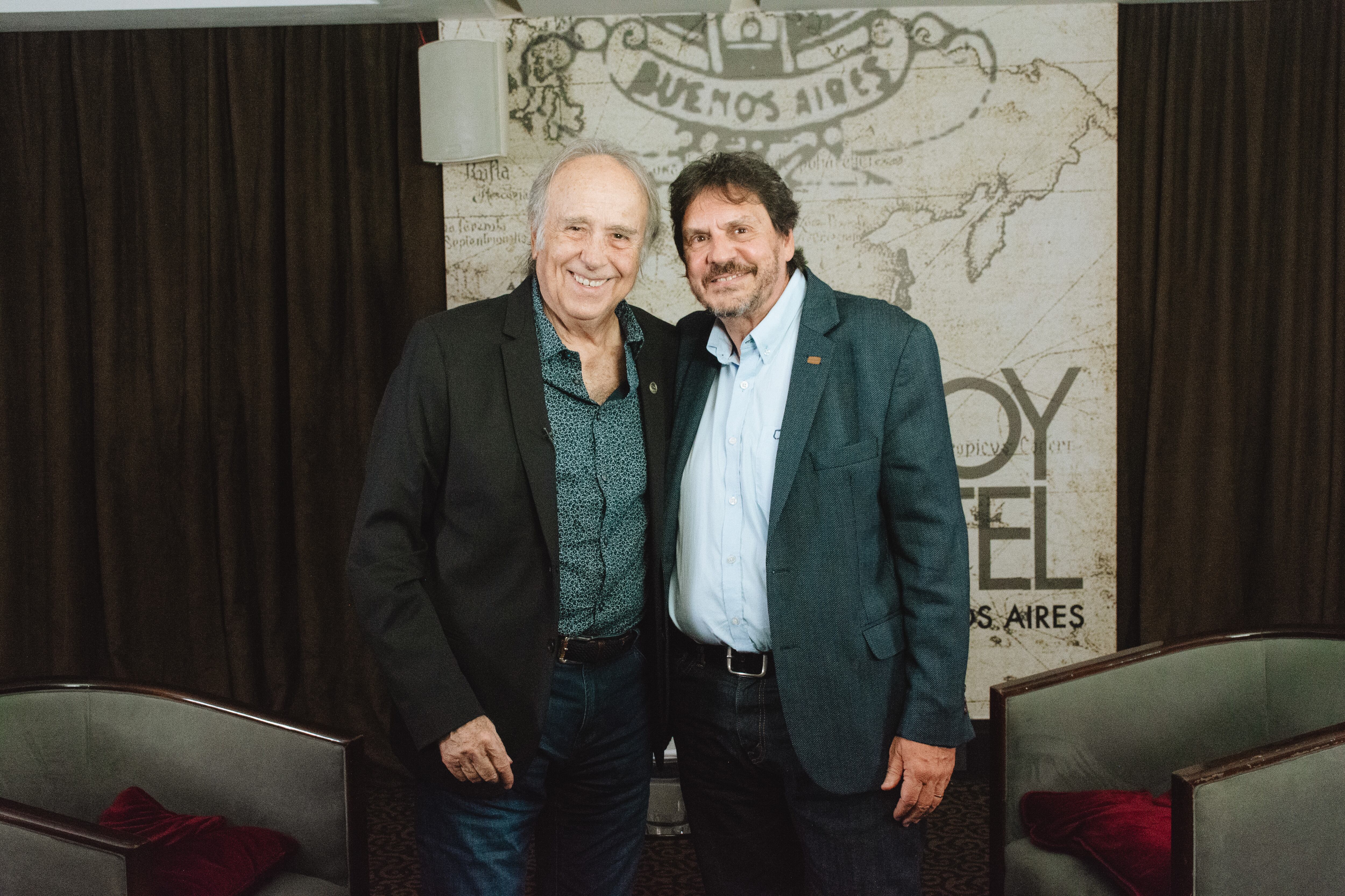 En diálogo con Felipe Pigna, Joan Manuel Serrat repasó su histórico vínculo con Argentina (Foto: Johanna Rambla)