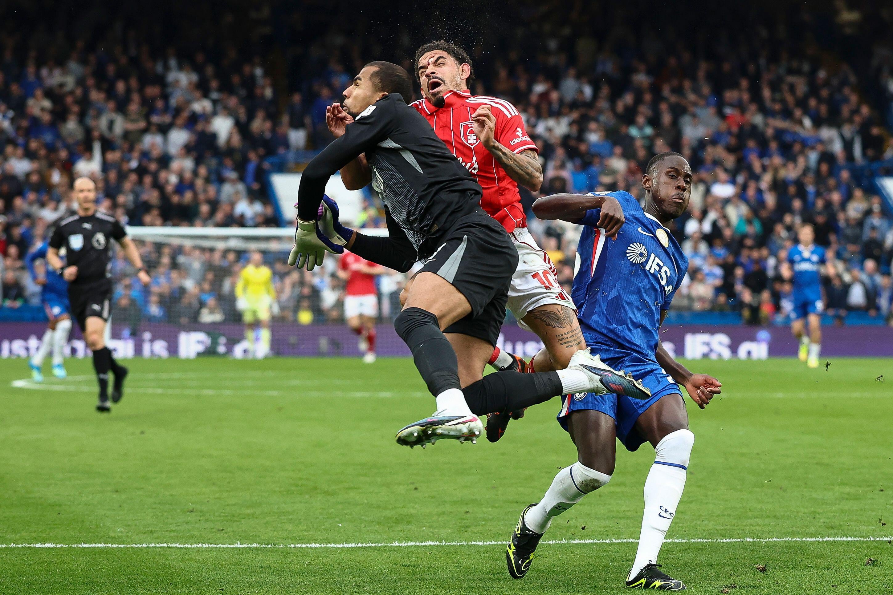 Morgan Gibbs-White se llevó la peor parte al sufrir un impactante corte en su frente y otras lesiones en la nariz y el rostro (Credit: Ian Stephen/Every Second Media)