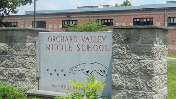 La acusación indica que los hechos investigados ocurrieron en el vehículo de Ashley Fisler y en un aula de la escuela secundaria Orchard Valley (Distrito Escolar de Washington Township)