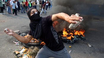 Manifestantes se enfrentan a las