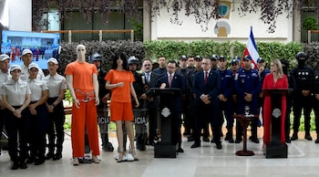Según el Gobierno, la producción de los uniformes no representará ningún costo para el Estado gracias al aporte de empresas privadas y al trabajo realizado dentro del sistema penitenciario. Crédito: Transmisión Presidencia de la República