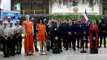 Gobierno de Costa Rica presentó los uniformes que usarán los reclusos de máxima seguridad del CACCO
