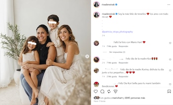 Korina Rivadeneira, su madre y dos niños sonríen en una foto familiar. La madre de Korina la abraza, y los niños están sentados en su regazo y junto a ella
