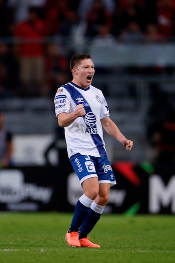 El jugador Alejandro Chumacero de Puebla celebra la victoria ante Atlas durante el juego correspondiente a la jornada 2 del torneo mexicano de fútbol, celebrado en el estadio Jalisco, en la ciudad de Guadalajara (México). EFE/ Francisco Guasco/Archivo