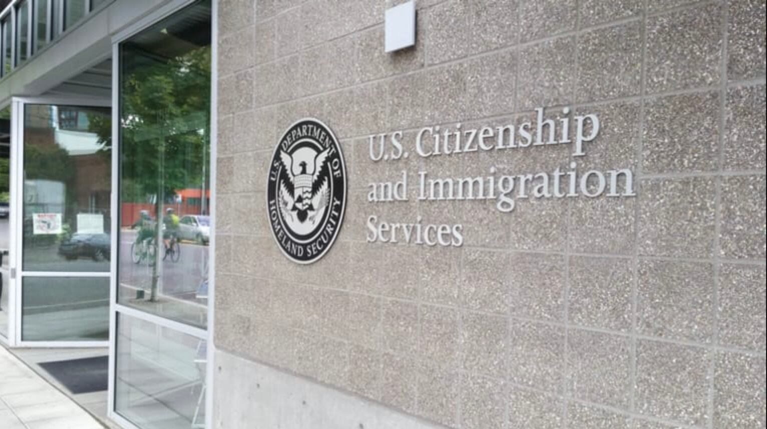 El Servicio de Ciudadanía e Inmigración de Estados Unidos (USCIS) exige responder correctamente 12 de 20 preguntas para aprobar la Prueba de Civismo 2025. (Archivo)