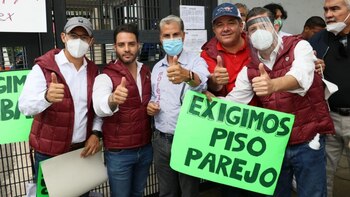 El senador suplente (tercero desde