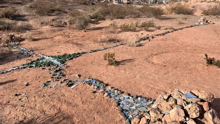 La figura hallada en el Parque de los Dinosaurios tenía forma de cruz con cuatro puntas de flecha y medía aproximadamente 30 metros