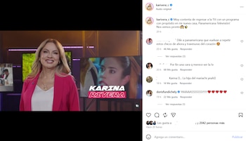 Primer plano de una mujer rubia con blazer fucsia y top blanco, sonriendo, sobre un fondo de pantallas con imágenes y el texto Karina Rivera