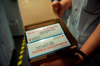 Una sanitaria muestra unas dosis