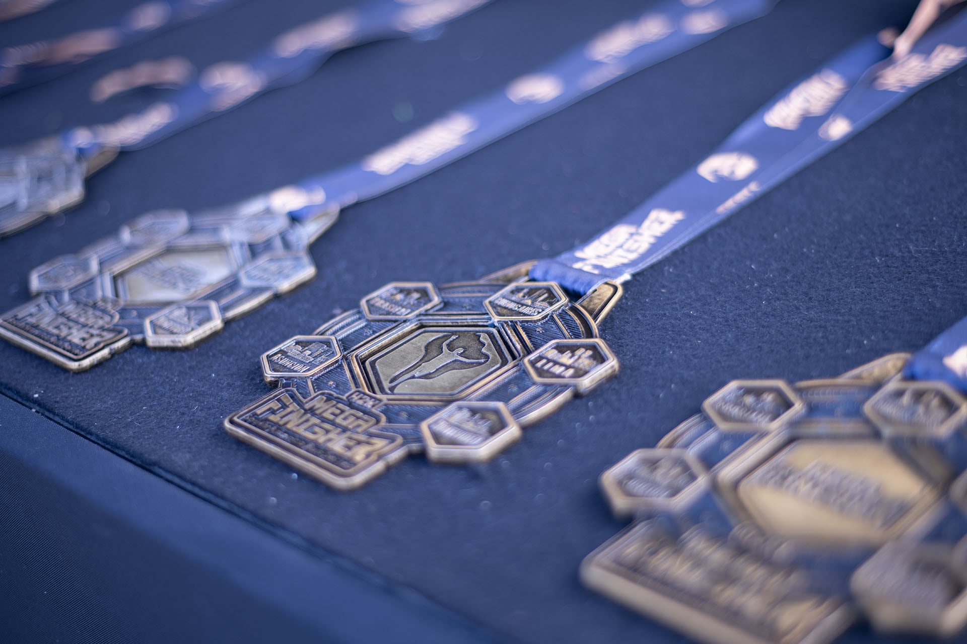 La medalla entregada a todos los participantes al finalizar el recorrido quedó como recuerdo de una jornada de esfuerzo