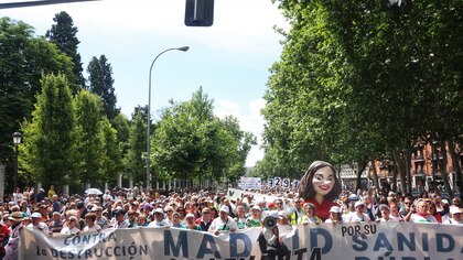 Una nueva protesta sanitaria recorre Madrid contra la gestión de Ayuso: “Sanidad de calidad, eso sí es libertad”