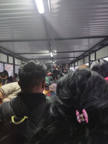 Usuarios reportaron abarrotadas las estaciones