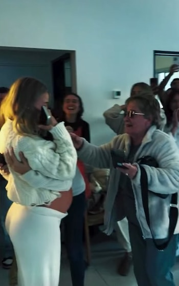 El conmovedor momento en que Julieta Puente se encontró con la sorpresa del baby shower y se abrazó a su abuela (Instagram)