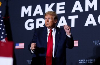 Donald Trump baila durante un acto de campaña (REUTERS/Sam Wolfe)