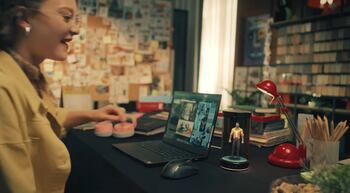 Asistente holográfico de Razer con personajes Kira y Zane en un escritorio