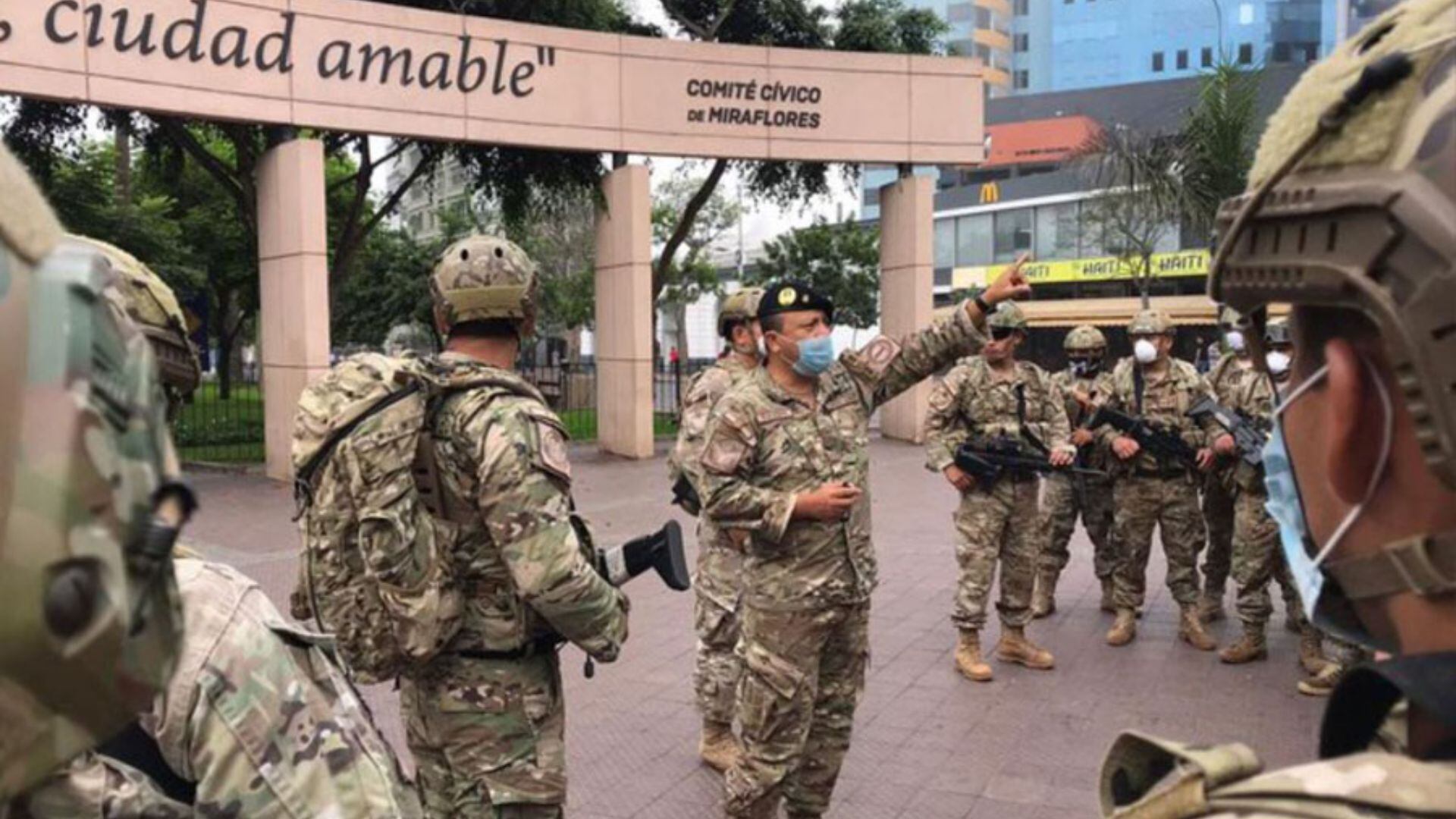 Miembros de las Fuerzas Armadas en el parque Kennedy de Miraflores. (Foto: Andina)