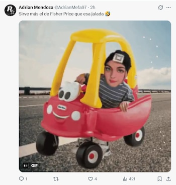 Un meme muestra una cabeza humana photoshopeada en un coche de juguete Little Tikes rojo y amarillo. Se ve sobre una superficie oscura que simula una carretera