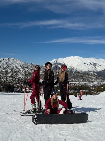 El grupo practicó ski y snowboard en las pistas de Bariloche bajo un cielo despejado