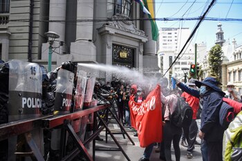 Maestros chocan con la policía