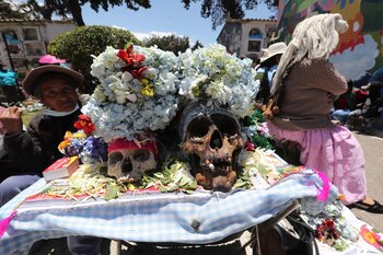 Ciudadanos bolivianos participan hoy de la festividad de las "ñatitas", que consiste en llevar calaveras humanas sin nariz al Cementerio General de La Paz (Bolivia). EFE/Stringer