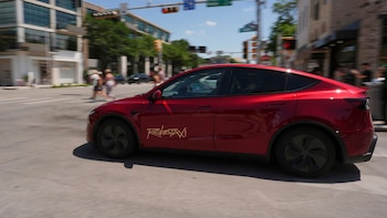 Tesla venderá su robotaxi sin volante a terceros antes de fin de año pese a una investigación federal