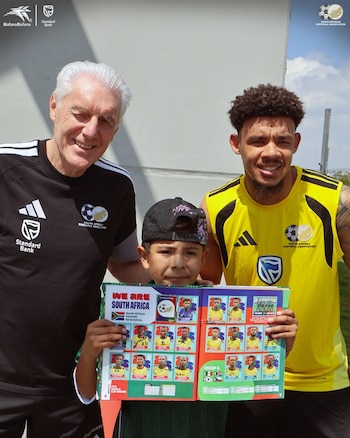 Un momento viral en Pachuca ocurrió cuando Luchito recibió una camiseta de Sudáfrica y firmas de los jugadores en su álbum mundialista. (Facebook / Bafana Bafana)