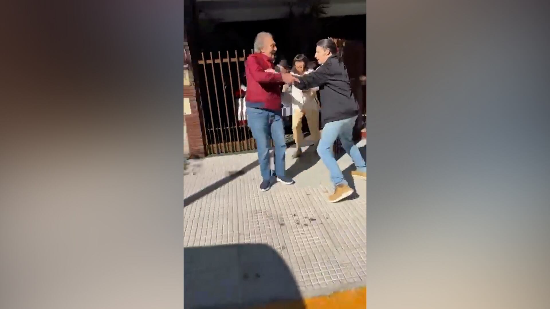 Un vecino impidió que el jubilado volviera a atacar a la víctima.