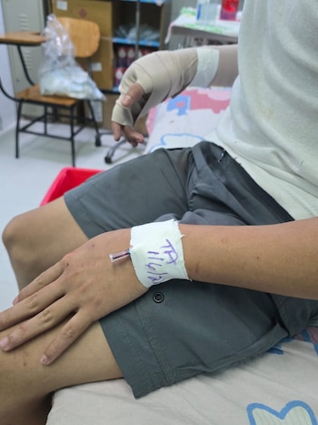Dos menores afectados, incluido un bebé impactado en un comercio, recibieron alta médica tras descartar lesiones internas y están fuera de peligro bajo resguardo familiar.