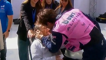 El conmovedor abrazo entre Franco Colapinto y su abuela en la histórica exhibición de Fórmula 1 en Buenos Aires