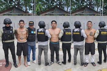 Nueve hombres, tres de ellos con chalecos y cascos de DIPANDA, y seis con rostros difuminados, posan frente a una pared de concreto.
