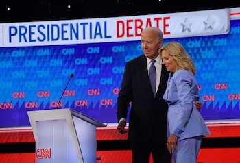 Joe Biden abrazó a la ex primera dama, la Dra. Jill Biden, tras la conclusión del debate presidencial con el candidato republicano, el ex presidente de Estados Unidos Donald Trump, en Atlanta, Georgia (EE. UU.), el 27 de junio de 2024 (REUTERS/Brian Snyder)