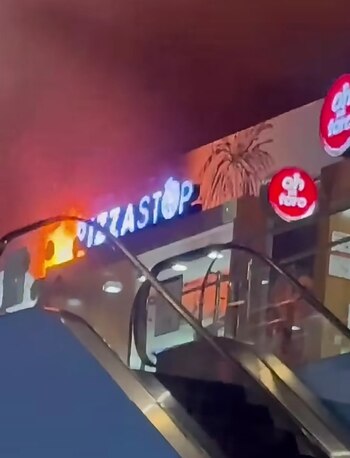 El incendio se registró en el área del food court de la Terminal 1 y fue controlado por el Servicio de Salvamento y Extinción de Incendios del aeropuerto. Captura de video de Instagram