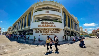 El Salvador impulsa la inclusión financiera de 120 mujeres y microempresas en el centro histórico capitalino