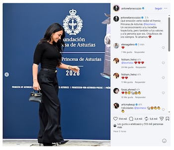 Captura de una publicación digital donde una mujer vestida de negro camina frente a un panel azul de la Fundación Princesa de Asturias
