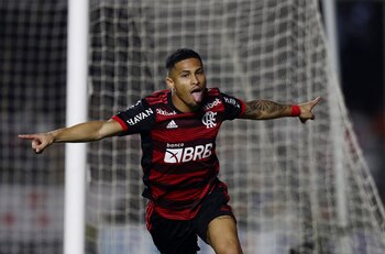 Joao Gomes festeja con la camiseta del Flamengo, donde fue campeón de la Copa Libertadores 2022 (REUTERS/Carla Carniel)